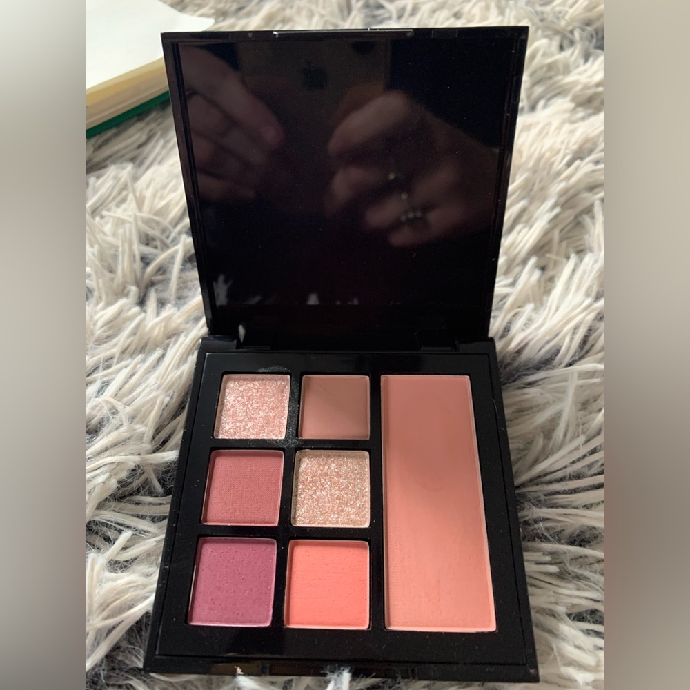 What’s Up Beauty Flirtique Makeup Palette with Pink and Peach Shades